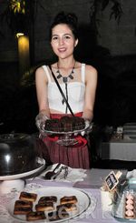 Si Cantik Olivia Jensen Jualan Kue