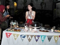 Tokonya sih belum ada tapi kita sudah mobile dan gencar melalui sosial media. Penjualannya lewat delivery dan dibantu lewat mulut ke mulut, terangnya. Noel/detikHOT.