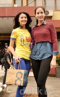 Asty dan Fanny membawakan hidangan favorit Roger, yaitu junk food. Noel/detikHOT.
