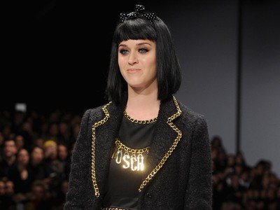 Lenggak-lenggok Katy Perry di Catwalk