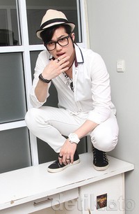 Pada kesempatan itu, Lee bergaya dengan busana serba putih. Gus Mun/detikHOT.