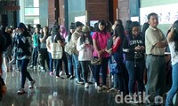 Seluruh peserta kemudian dipersilahkan masuk ke ruang tunggu sebelum akhirnya dipanggil untuk audisi di hadapan juri.