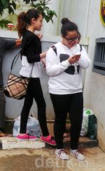 Zahwa dan Aaliyah Massaid Jenguk Angelina Sondakh