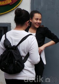 Sementara Aaliyah membawa oleh-oleh berupa aksesori gelang dan kalung.