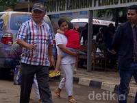 Sebelumnya, ayah Angelina Sondakh, Lucky Sondakh terlihat datang bersama Keanu yang tampak tertidur digendongan pengasuhnya.