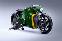 Tampilannya juga terlihat sangat futuristik, dari segi bentuk terlihat seperti motor bergenre Cafe Racer yang modern. Bodinya akan disematkan bahan yang ringan tapi kuat. Bentuk lampu depannya dibuat bulat dan sedikit kental kesan retronya. (dok. Lotus Motorcycle).