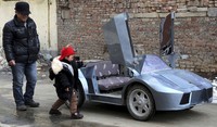 Guo (50) memberikan replika dari 'Lamborghini' untuk cucunya di Zhengzhou, Henan, China. Foto diambil 19 Februari 2014 lalu. REUTERS/China Daily.