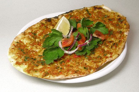 Lahmacun dan Fugazza, Pizza Enak a la Turki dan Argentina