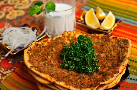 Lahmacun dan Fugazza, Pizza Enak a la Turki dan Argentina