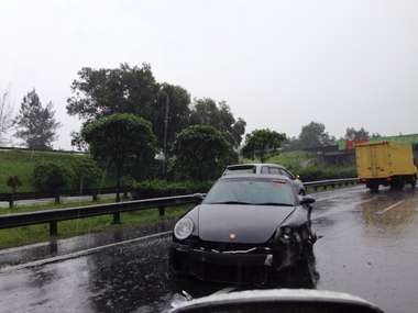 Porsche Kecelakaan di Tol Cikampek Akibat Sopir Hindari Genangan