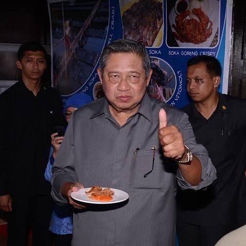 Yummy! SBY dan Ibu Ani Cicipi Kepiting Soka Crispy