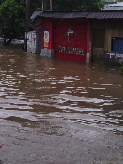 Banjir Makin Tinggi, Pemukiman Warga di Pesanggrahan Mati Lampu