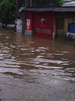 Banjir Makin Tinggi, Pemukiman Warga di Pesanggrahan Mati Lampu