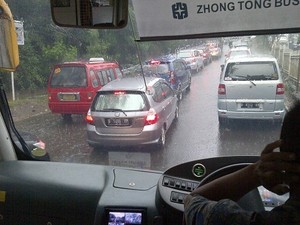 Ada Genangan Air, Lalin Dua Arah antara Gandaria City dan Pondok Indah Macet