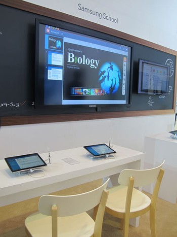 Jadi misalkan, ada murid yang nakal, sang guru bisa mematikan tablet PC salah satu muridnya. Termasuk jika guru mau mensharing suatu bahan ajar, tinggal sent dan konten tersebut sudah dapat diakses dari setiap tablet murid.