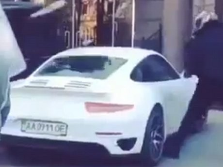 Porsche 911 Turbo Dihancurkan Demonstran di Ukraina