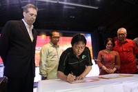 Melalui kerjasama ini masyarakat yg tingga di daerah bisa mengambil manfaat dari program Bloomberg TV Indonesia.