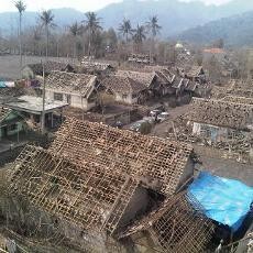 Ratusan Terpal Dikirim untuk Atap Sementara Rumah Warga Korban Kelud