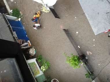 Genangan Air di Benhil Hampir Mencapai Setengah Meter