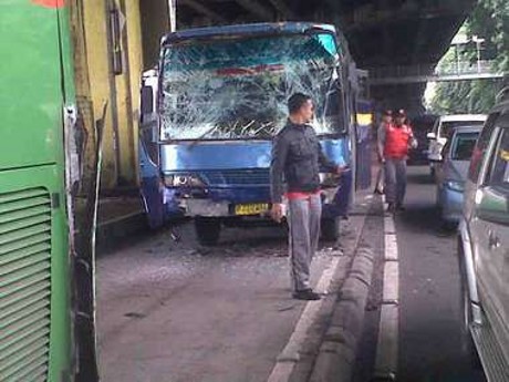 Terobos Busway, Dua Bus Ini Tabrakan di Jalur TransJ Utan Kayu