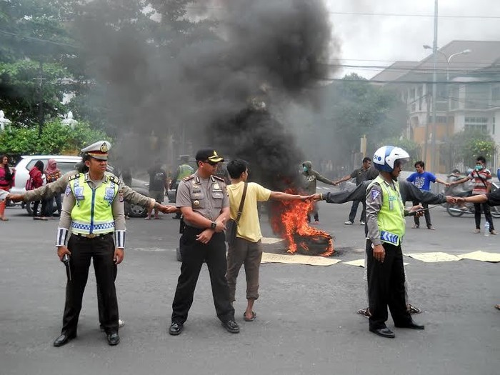 SBY ke Yogya, Mahasiswa Demo Bakar Bendera Demokrat