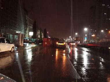 Sebuah Truk Kontainer Terbalik di Pluit