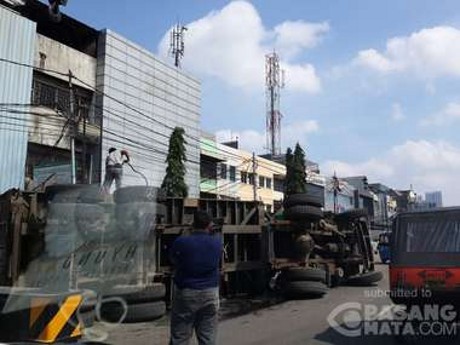 Kontainer Terguling di Jembatan Tiga, Lalu Lintas Tersendat