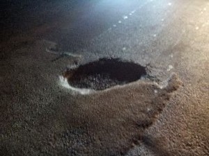 Hindari Lubang, Pengendara Motor Terjatuh di Flyover Pancoran