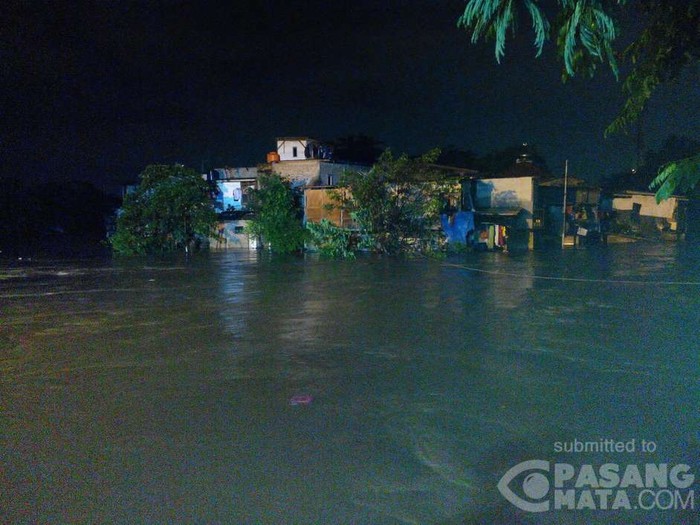 Sungai Ciliwung Meluap, Jalan Jatinegara Barat Banjir 60 Cm