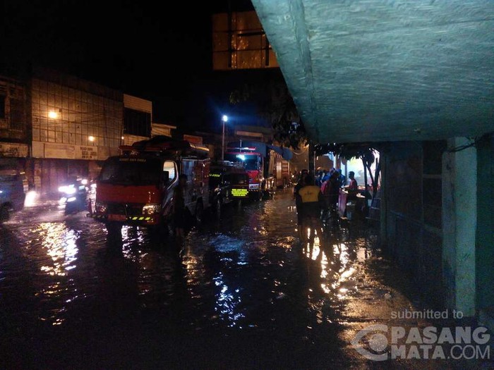 Banjir Datang, Warga Kampung Pulo Mengungsi