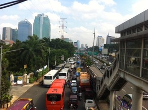 Jl Gerbang Pemuda Ditutup, Bus Massa NasDem Parkir di Jl Gatot Subroto
