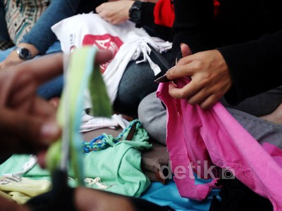 Membuat Kantong Belanja dari Baju Bekas