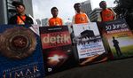 Replika Buku Raksasa di Car Free Day