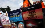 Replika Buku Raksasa di Car Free Day