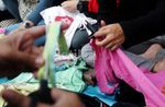 Membuat Kantong Belanja dari Baju Bekas