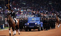 Surya Paloh memasuki GBK dengan memakai baret ala Che Guevara, naik jeep NasDem diiringi pasukan berkuda dan belasan pemuda yang berlari.