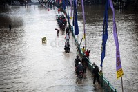 Banjir juga melumpuhkan arus lalu lintas.