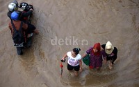 Selain, Jalan KH Abdullah Syafei, pemukiman warga di kawasan tersebut juga terendam banjir.
