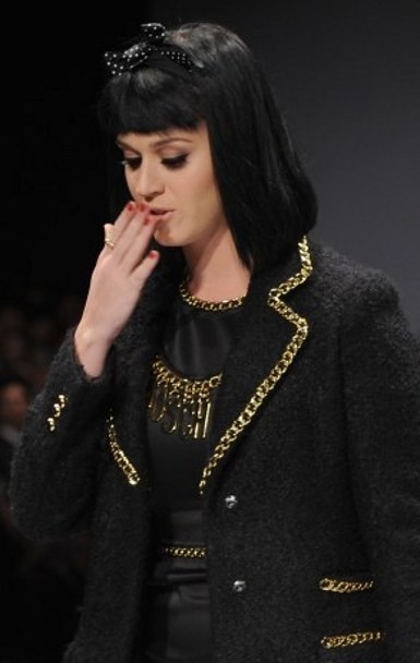 Katy Perry Merokok Sembarangan di Ballroom Hotel