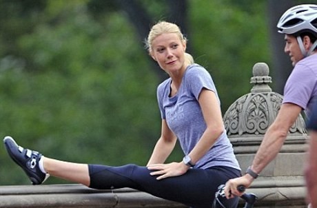 Para Seleb Seksi Pecinta Yoga