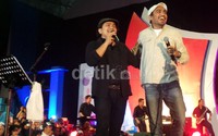 Tompi mengajak Glenn Fredly untuk tampil di panggung menyanyikan lagu Cinta yang Kucari.