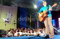 Shandy Sandoro tak mau ketinggalan menyanyikan lagu lawas Anak Jalanan dan Asmara Kita.