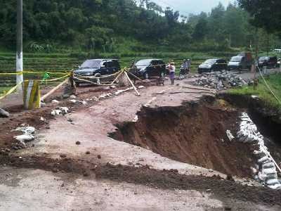 Inilah Penampakan Jalan Amblas Pujon-Ngantang