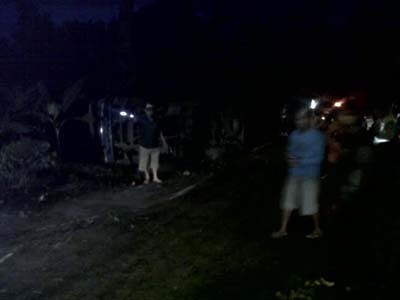 Dua Mobil Travel Terguling di Pacet, 25 Penumpang Terluka