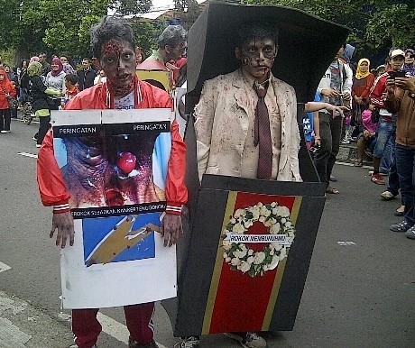 Hiii.. Ada Zombie Korban Rokok Berkeliaran di CFD Dago
