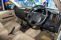 Salah sati fitur utama adalah interiorly yang sangat luas untuk member kenyamanan bagi 7 penumpang dewasa. Mobil memiliki ukuran panjang 4.995 mm, lebar 1.800 mm dan tinggi 1.805 mm. (Response).