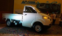 Tidak berhenti sampai di situ, pawai yang menunjukkan ketangguhan Suzuki Mega Carry yang dilakukan 17 Mega Carry yang dihias juga ikut mengiring peluncuran.