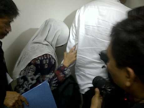 Usai Dengar Dakwaan, Susi Tur Ngumpet di Balik Pengacara