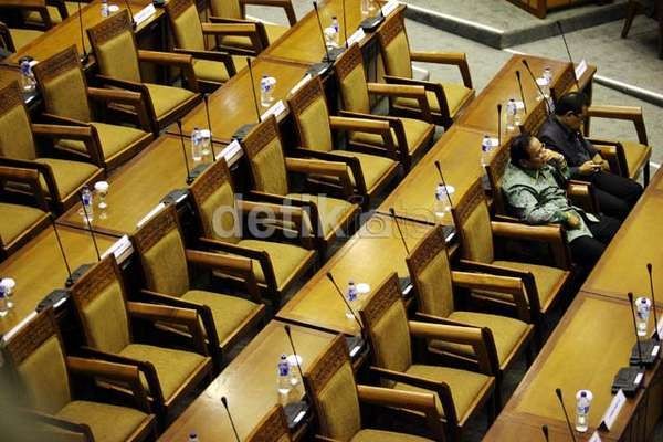 Sakit dan Kunjungan ke Dapil Cuma Alasan DPR untuk Bolos