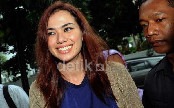 Usai Diperiksa KPK 5 Jam, Catherine Wilson Pulang Naik Mercy Hitam